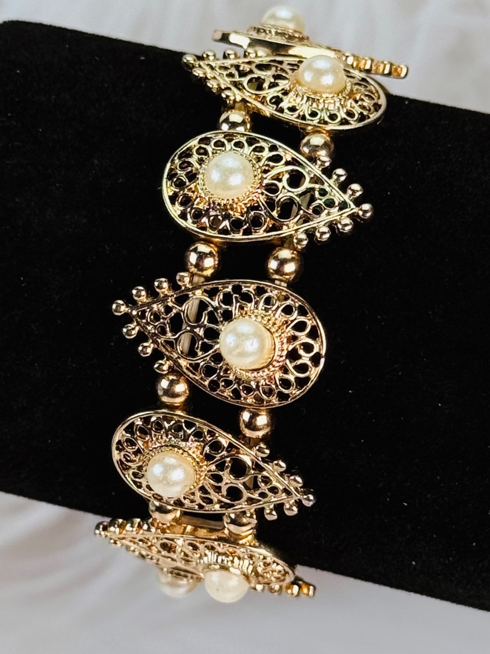 Beautiful, goldtone faux pearl filigree stretch bracelet